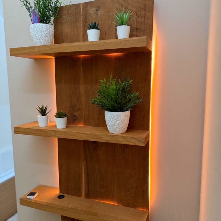 Massivholz Regale aus der Tischlerei Regal aus Eichenholz mit indirekter Beleuchtung zur Wandmontage als dekoratives Element