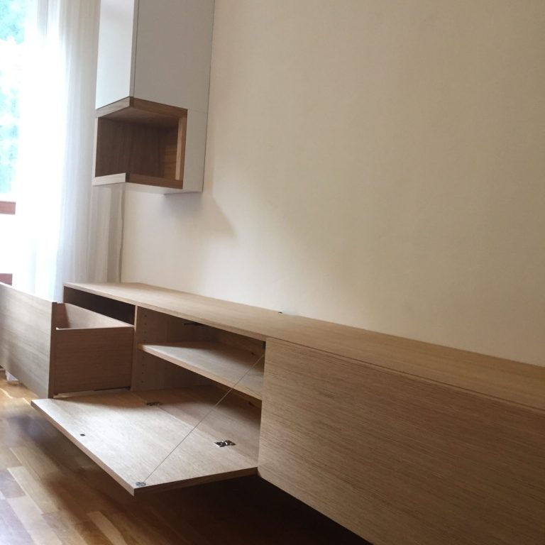 Holzmöbel aus der Tischlerei TV Lowboard hängend aus Eiche mit glatter Oberfläche und Schubkästen und Klappen zum öffnen