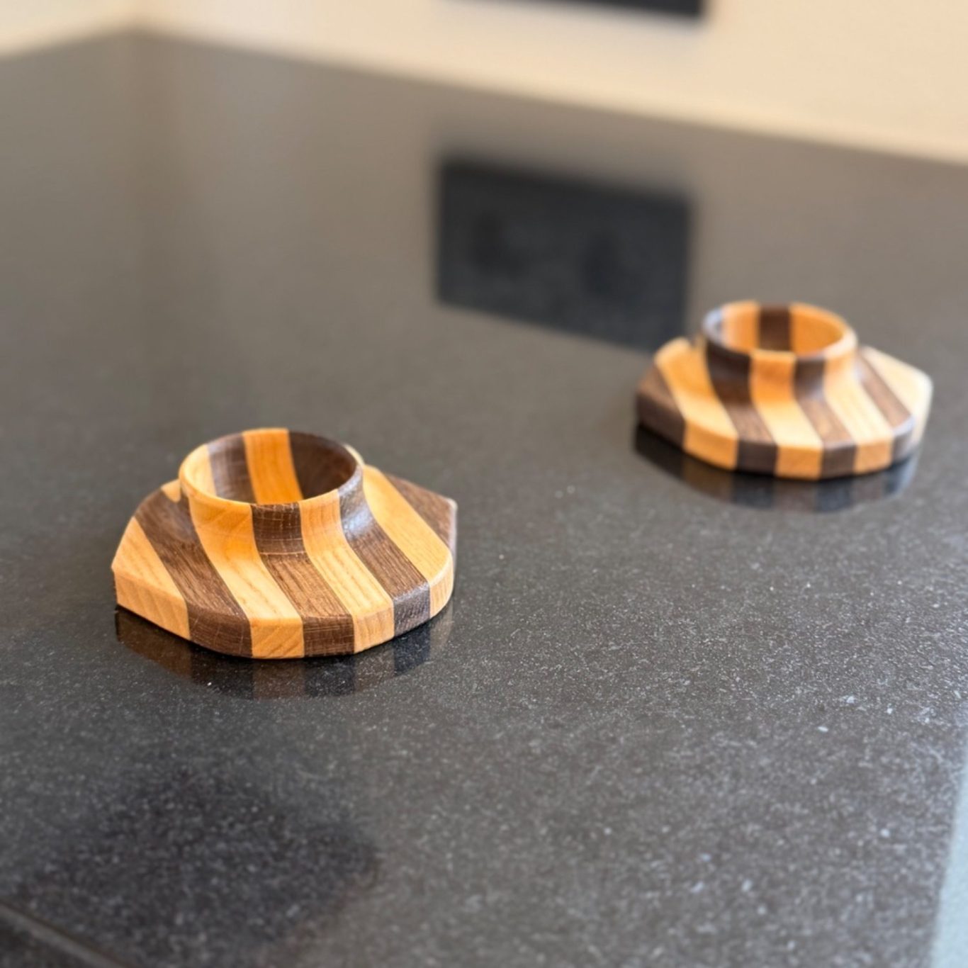 Eierbecher aus Holz einfach online einkaufen, Geschenk Eierbecher aus Massivholz, helles und dunkles Holz sind kombiniert Esche und geräucherte Eiche