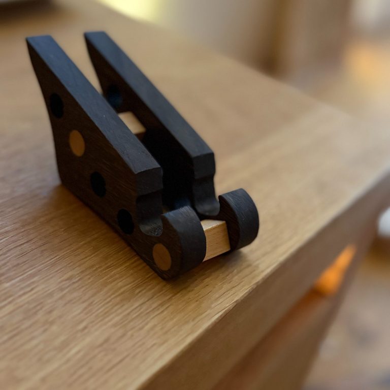Handy-Halter, Smartphonehalter, Geschenk, Tischlerei Smartphone Ständer aus der Tischlerei, das ideale Geschenk aus Holz
