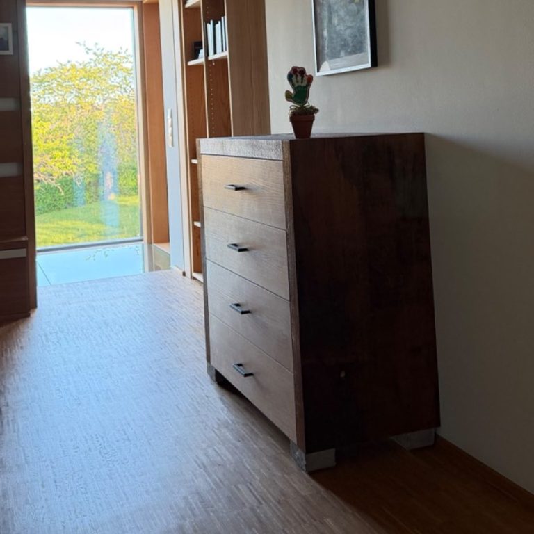 Kommode mit integriertem TV Gerät, elektrisch ausfahrbar Kommode mit vier Schubkästen aus Eichenholz geräuchert mit Sägerauer Oberfläche, einschlagende Fronten mit glatter Oberfläche