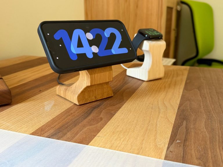 Handgefertigte Ladestation für die Apple Watch Apple Watch auf einer handgefertigten Ladestation aus hellem Holz auf einem Holztisch