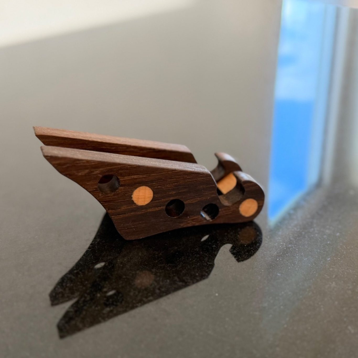 Handyhalter aus Massivholz, Geschenk eleganter Smartphoneständer aus geräuchertem Eichenholz