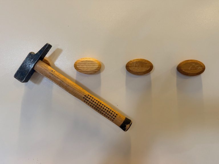 Schlüsselhalter zur Wandmontage Schlüsselhalter demonstriert die Haftkraft der Magnete, es hängt ein Hammer mit 500g daran
