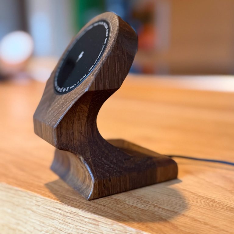 Smartphone-Ladestation Holz Eiche, online einkaufen Drahtloses Ladegerät in Holzoptik auf einem Tisch.