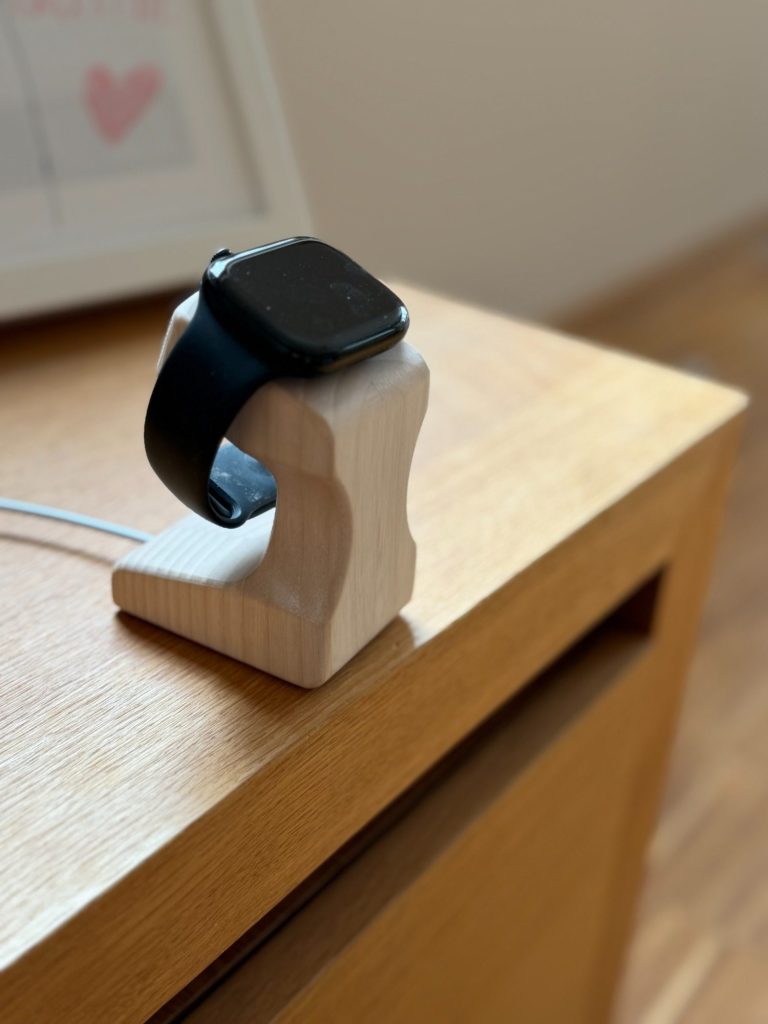 Ladestation für die Apple watch Ladestation für die Apple Watch aus Eschenholz weiß geölt