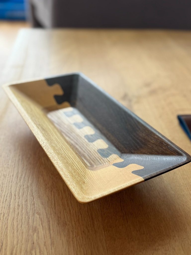 Holz Schale , Geschenk Holzschale in zwei Farben mit einem strukturierten Boden, auf einem Tisch platziert.