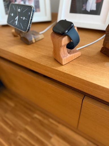 elegante Ladestation für die Apple Watch elegantes Ladegerät für Apple Watch aus Buchenholz gefertigt